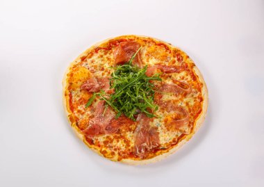 Parmalı pizza, peynir ve roka.
