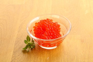 Rus kırmızı havyarı kasede.