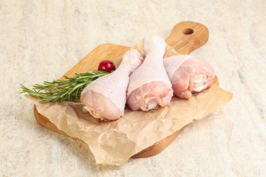 Pişirmek için üç tavuk budu budu.