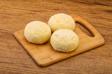 Çiğ patates ezmesi - doldurulmuş patates pirzolası - pişirmek için.