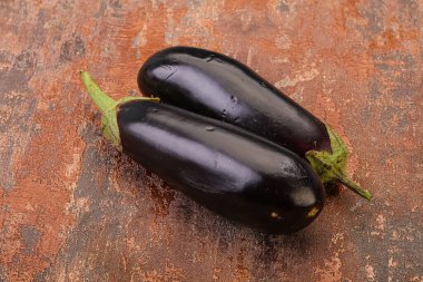 İki taze çiğ patlıcan pişirmek için izole edilmiş.