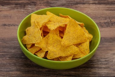 Meksika mısır cipsi üçgen yığını.