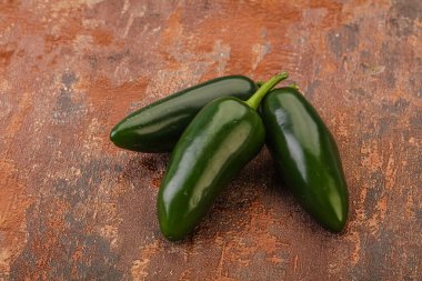 Yeşil çiğ baharatlı jalapeno peper yığını