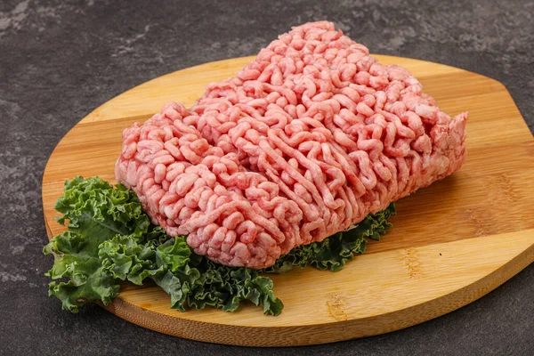 生の豚肉のミンチ肉をスパイスで調理 — ストック写真