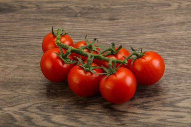 Taze olgun domates dalıyla izole edilmiş.