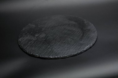 Mutfak için siyah taş bir tabak.