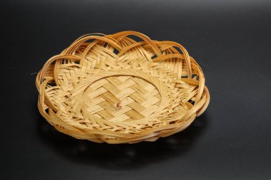 Siyah arkaplanda servis yapmak için doğal hasır masa takımı