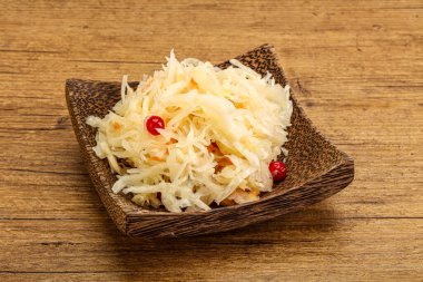 Lezzetli lahana turşusu ve yaban mersini kasesi