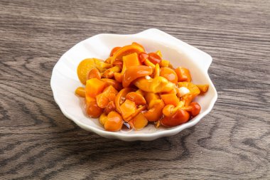 Baharatlı salamura bal mantarı kasede.