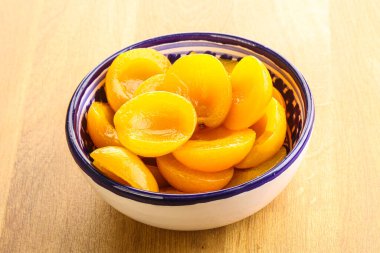 Kayısı konservesi, tatlı tatlı tatlı kasede.