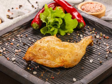 Otlar ve baharatlar kavrulmuş tavuk budu 