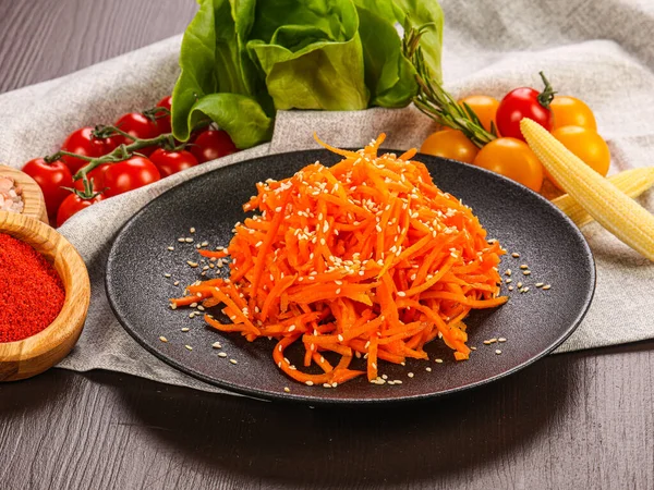 Vegetarischer Diätsalat Mit Zerfetzten Karotten — Stockfoto