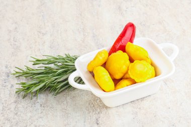 Turşulu sarı pastanın içinde doğal atıştırmalıklar.