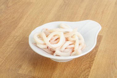 Terbiye edilmiş mürekkep balığı kasede atıştırmalık.