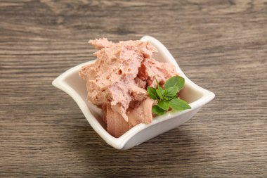 Karaciğer ezmesi kasede fesleğen yaprağı servis edilir.