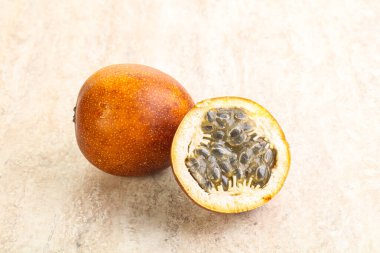 Dilimlenmiş tropik tatlı ve sulu Tutku meyvesi