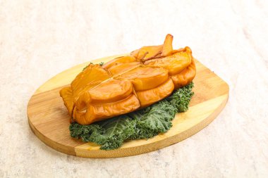 Tütsülenmiş kalamar aperatifi izole edilmiş.