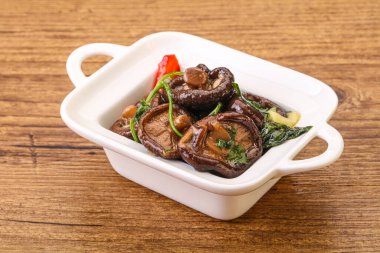 Baharatlı ve otlu terbiye edilmiş Shiitake mantarı.