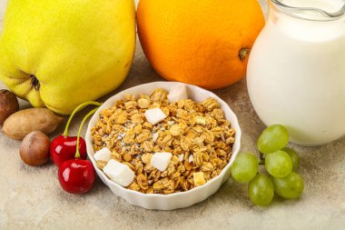 Organik granola ve sütle kahvaltı