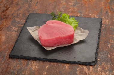 Çiğ ton balığı bifteği pişirmeye hazır.