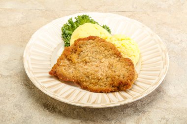 Kızarmış tavuk göğsü şnitzel ve patates püresi.