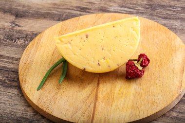 Cevizli sert peynir tuğlası.