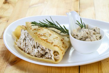 Tavuk ve sosisli leziz krep.