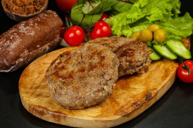 Ev yapımı pirzola ve kıyma.