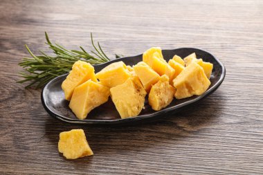 Kasede lezzetli parmesan peyniri parçaları var.