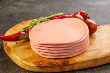 Atıştırmak için dilimlenmiş domuz sosisi.