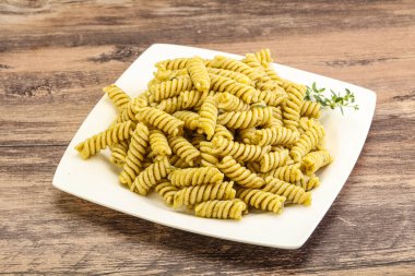 Pesto soslu İtalyan makarnası.