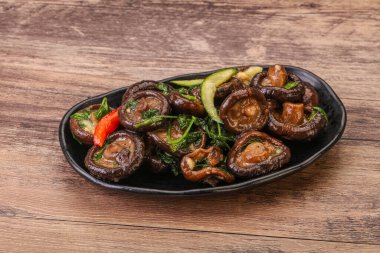 Baharatlı ve otlu terbiye edilmiş Shiitake mantarı.