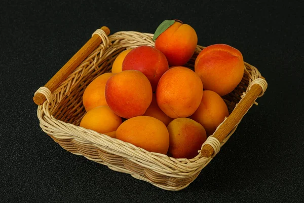 Taze, tatlı, birkaç kayısı meyvesi.