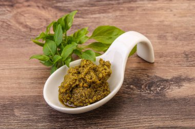 Fesleğen ve sedir fıstıklı yeşil sos sosu.