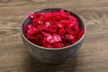 Kasede pancar kökü olan marine edilmiş kırmızı lahana.