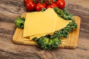 Dilimlenmiş Gauda peyniri.