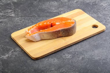 Pişirmek için çiğ somon bifteği.