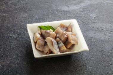 Atıştırmak için dilimlenmiş ringa filetosu kasede.