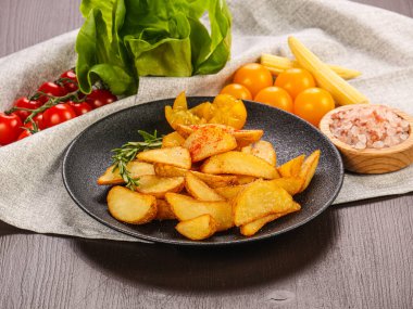 Patates kızartması tabakta lezzetli patates