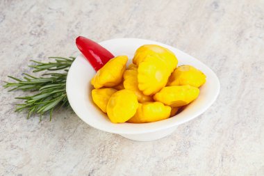 Turşulu sarı pastanın içinde doğal atıştırmalıklar.