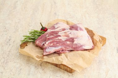 Güvertede pişirmek için çiğ domuz kaburgası.