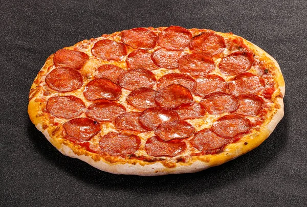 Pizza Tradicional Italiana Com Salsichas Pepperoni — Fotografia de Stock