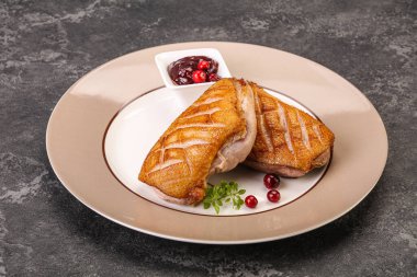 Kızarmış ördek göğsü ve çilek sosu. 