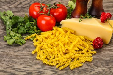 Çiğ İtalyan makarnası Fusilli sebzeli yemek için.