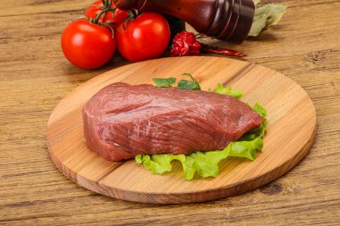 Pişirmek için çiğ et parçası.