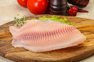 Pişirmek için çiğ tilapia balığı filetosu.