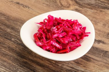 Kasede pancar kökü olan marine edilmiş kırmızı lahana.