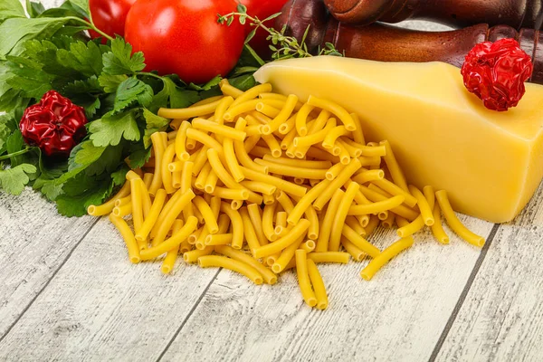 Italiaanse Pasta Rauwe Maccheroni Voor Het Koken Geserveerd Groenten — Stockfoto