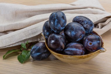 dojrzała śliwka świeży