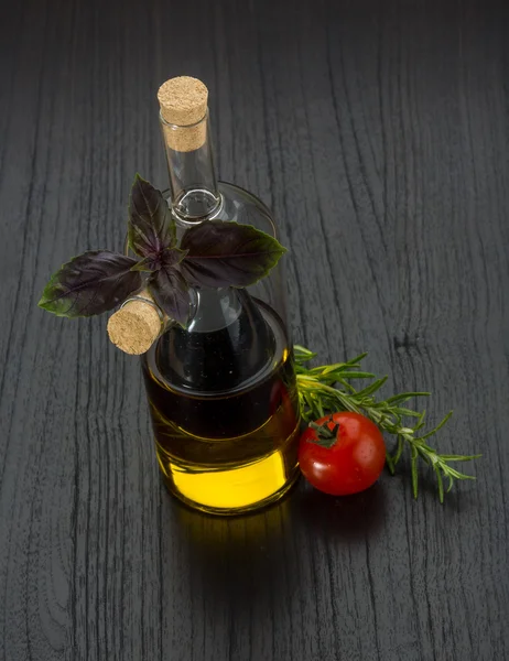 Olie, azijn met rozemarijn — Stockfoto